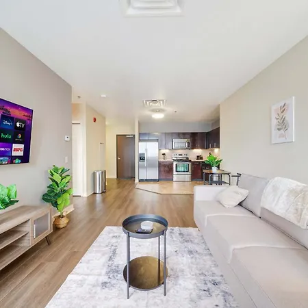 Sky High Luxury - 10Th Floor - Premium Location 24-7 Parking Gym Lounge Apartment