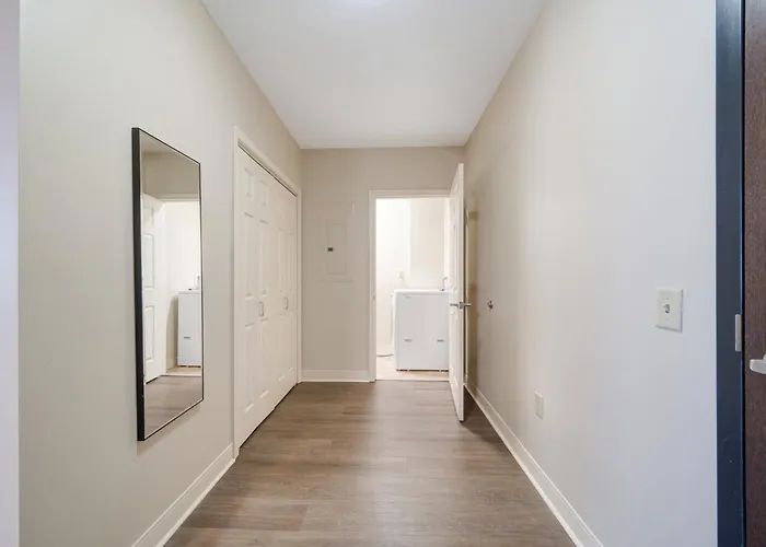 Sky High Luxury - 10th Floor - Prime Location Views Fast Wifi 24-7 Gym Lounge Roku Apartment
