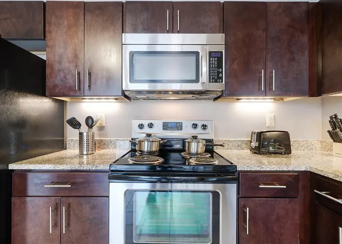 Sky High Luxury - 10th Floor - Prime Location Views Fast Wifi 24-7 Gym Lounge Roku * Pittsburgh