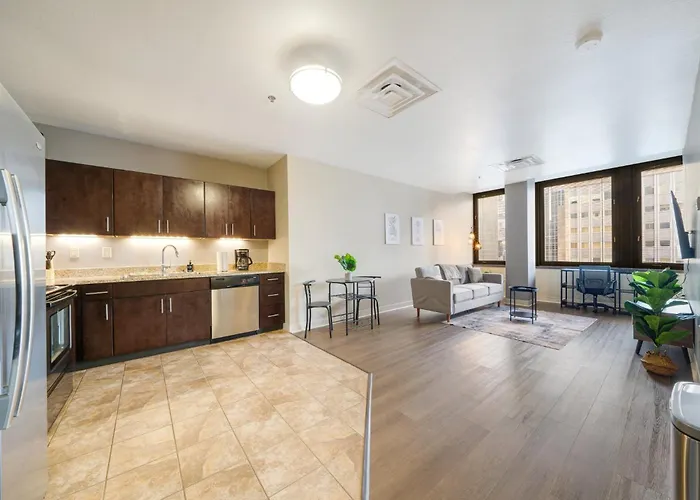 Apartment Sky High Luxury - 10th Floor - Prime Location Views Fast Wifi 24-7 Gym Lounge Roku