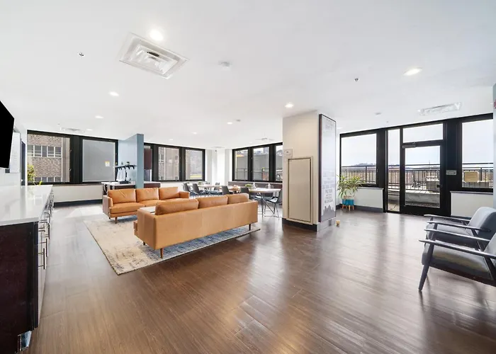 Sky High Luxury - 10th Floor - Prime Location Views Fast Wifi 24-7 Gym Lounge Roku