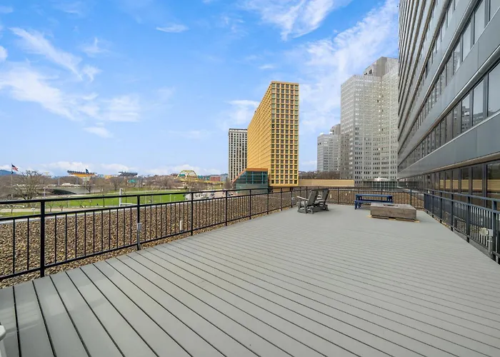 Sky High Luxury - 10th Floor - Prime Location Views Fast Wifi 24-7 Gym Lounge Roku Apartment *
