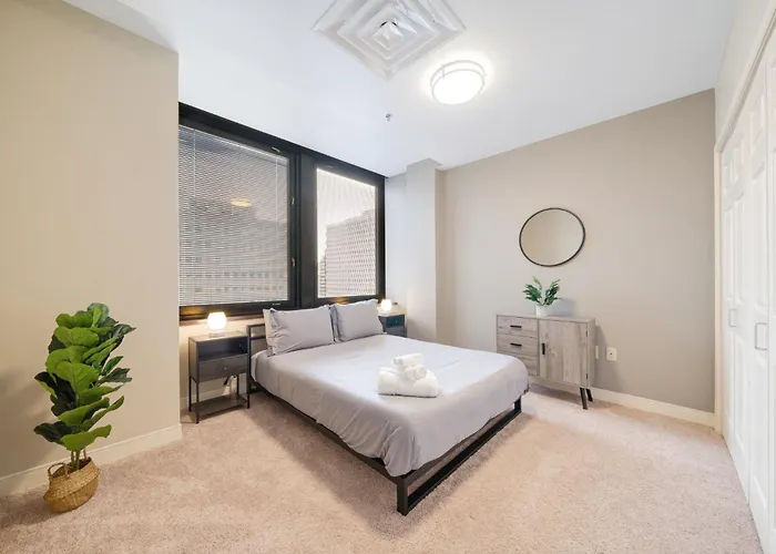 Apartment Sky High Luxury - 10th Floor - Prime Location Views Fast Wifi 24-7 Gym Lounge Roku