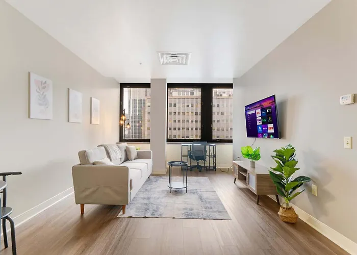 Sky High Luxury - 10th Floor - Prime Location Views Fast Wifi 24-7 Gym Lounge Roku
