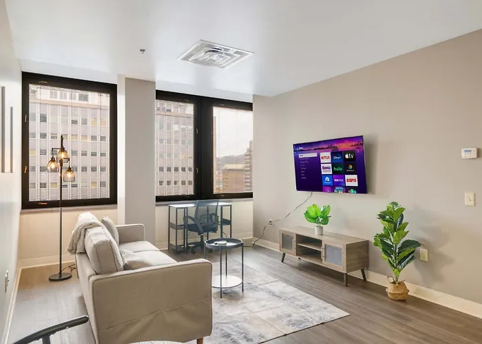 Sky High Luxury - 10th Floor - Prime Location Views Fast Wifi 24-7 Gym Lounge Roku * Pittsburgh