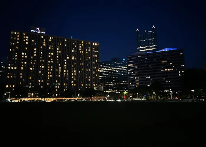 Apartment Sky High Luxury - 10th Floor - Prime Location Views Fast Wifi 24-7 Gym Lounge Roku *