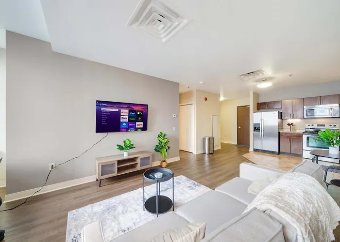 Sky High Luxury - 10th Floor - Prime Location Views Fast Wifi 24-7 Gym Lounge Roku
