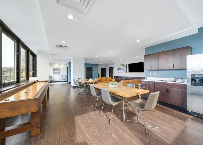 Sky High Luxury - 10th Floor - Prime Location Views Fast Wifi 24-7 Gym Lounge Roku Apartment *