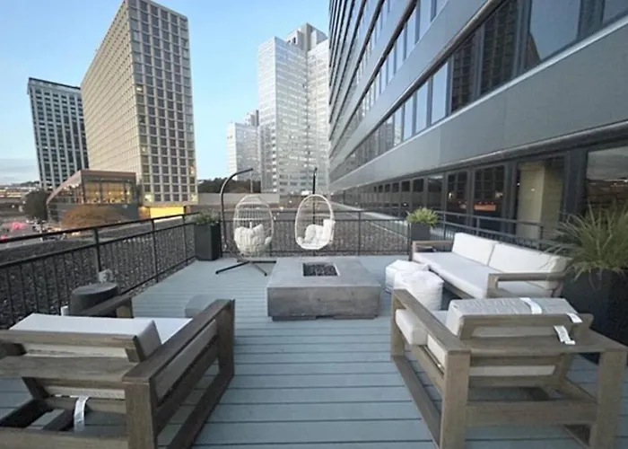 Sky High Luxury - 10th Floor - Prime Location Views Fast Wifi 24-7 Gym Lounge Roku Pittsburgh